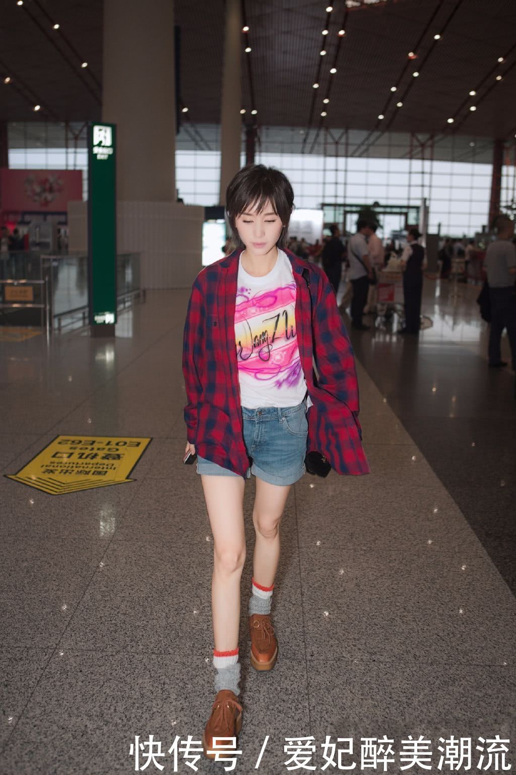 王子文为了显腿，短裤都短到链条这儿了，网友：是大长腿没错了！