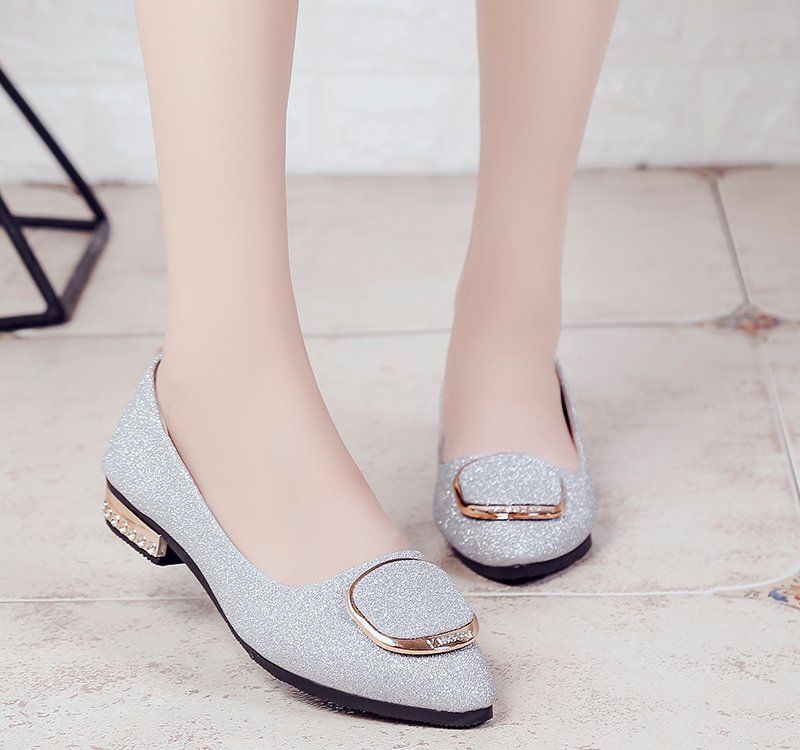 开车上班的女人别穿高跟鞋,不舒服还危险,穿这样的小跟鞋刚刚好