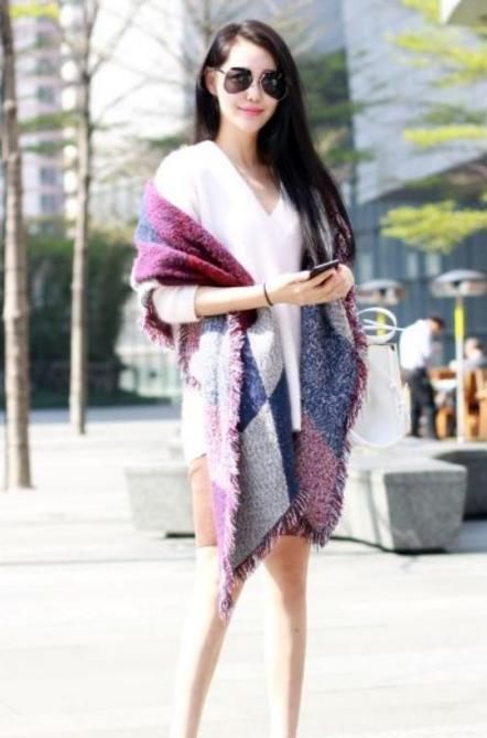 街拍:小姐姐身材丰腴，穿上紧身裤真的太美了!