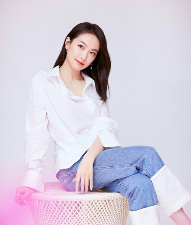  主角■白衬衫又成“单穿主角”!5月穿白衬衫出行,带来亮度与干净美感