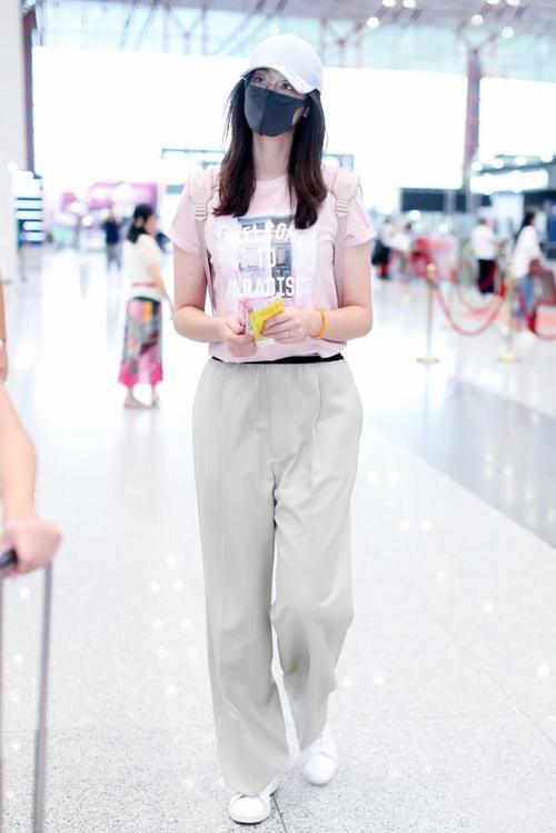 惠若琪上衣这么短，下半身还敢只穿打底裤，网友：还嫌腿不够长？