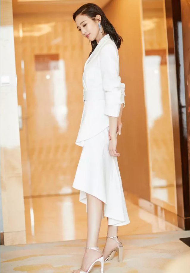 张钧宁，衣服是穿反了吗?网友:不，或许是自带马赛克