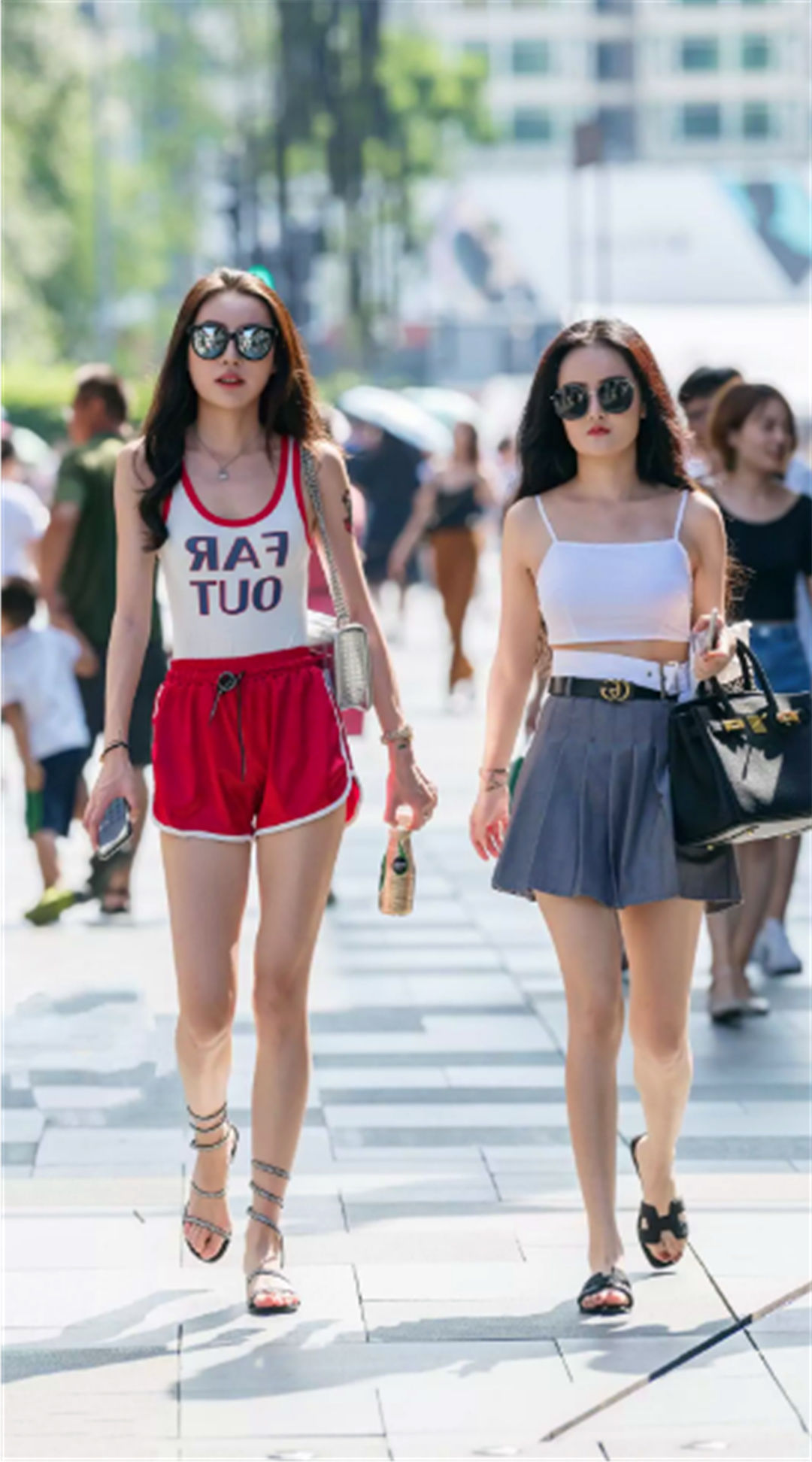 街拍:小姐姐们一双双修长的美腿，让路人无法不爱!