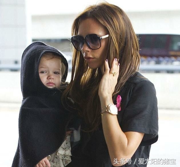 贝嫂实在太会搭配了:即使是黑色的衣服，也能将小七打扮成洋娃娃