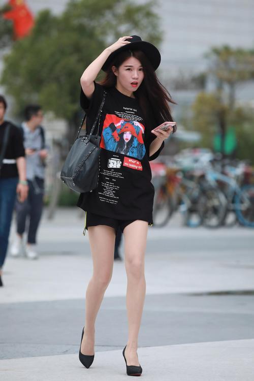 街拍联盟：性感的大长腿，超薄的肉丝贴服得紧紧的，真是美