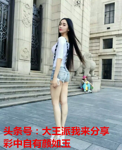 街拍:露脐美女展示魔鬼身材，用超短热裤展示修长玉腿的美女