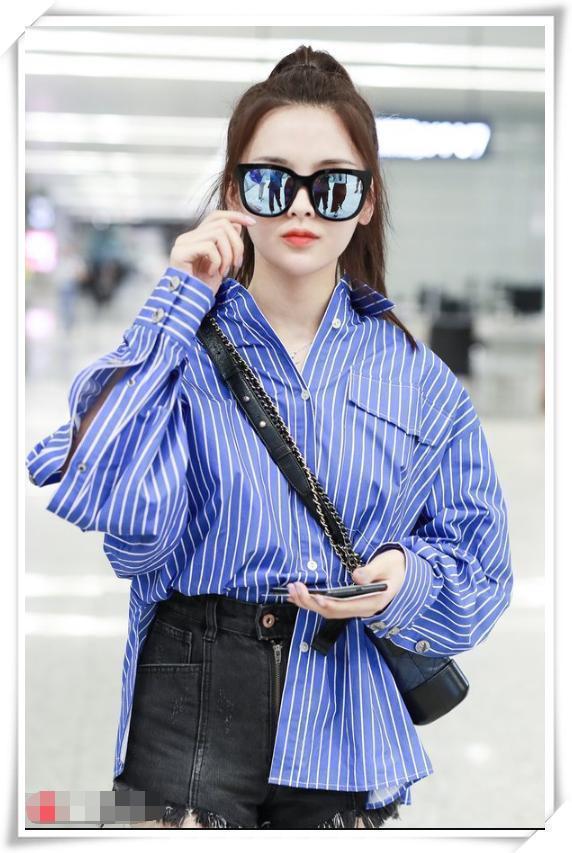 杨超越衬衫短裤现机场, 姿态趾高气昂, 网友: 怎么老有一股乡土味