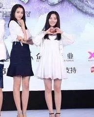 国民闺女关晓彤的大长腿太可怕了，没有对比就没有伤害!