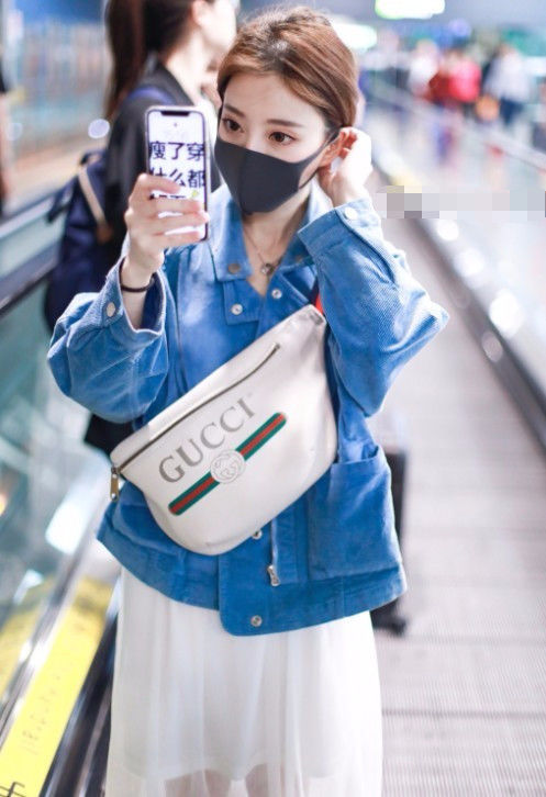 冯提莫现身，身上穿着“蓝天白云”甜美动人！