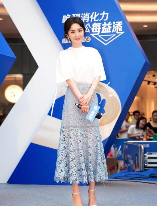 杨幂赢了baby穿出夏日最美蓝,看了高圆圆后才知道什么是惊艳