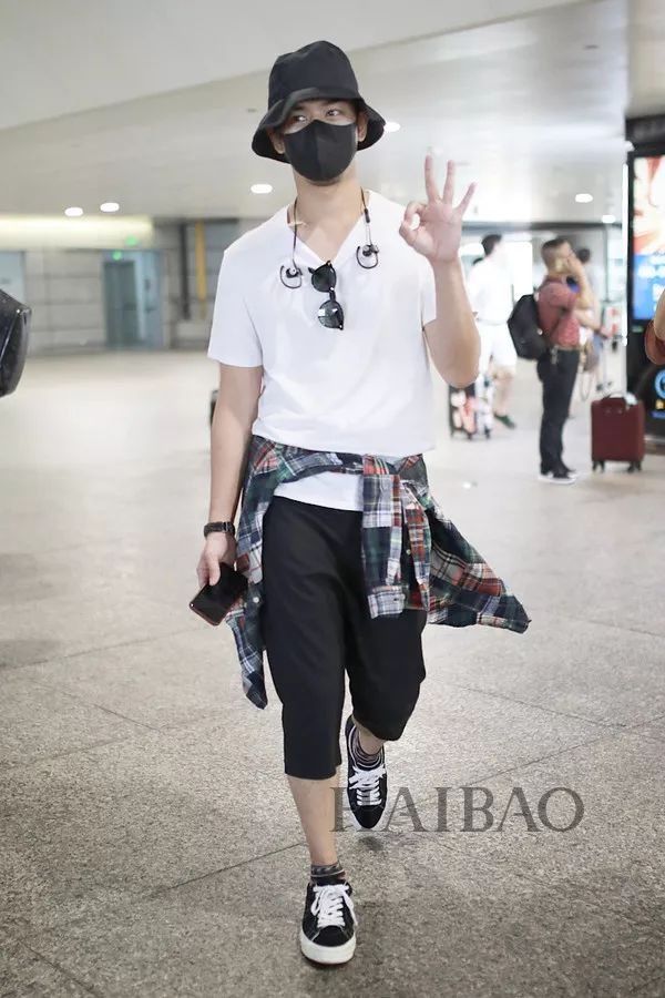 李小璐高调复出靠母女装扮嫩?刘雯一裤两穿太会搭…【海报街拍】