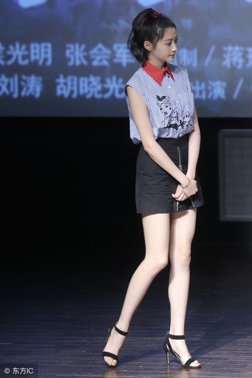 关晓彤黑色短裙配蓝色衬衫,脚踩高跟鞋,这大长腿比超模还好看