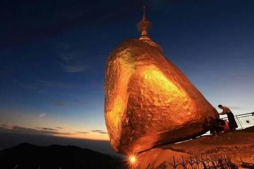 世界最神奇石头：重达611吨，悬于峭壁千年不倒，女人不能碰