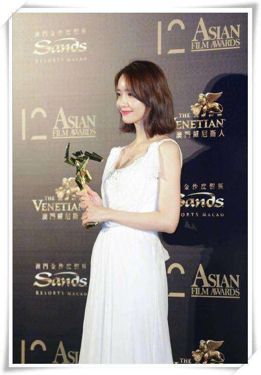 林允儿太个性！穿一条蕾丝睡衣就走红毯？网友：韩星的时尚我不懂