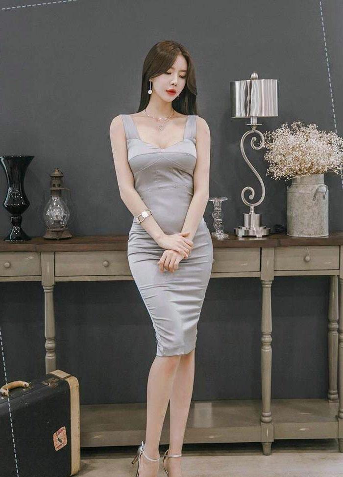 连衣裙散发女人味, 秀新时尚的美