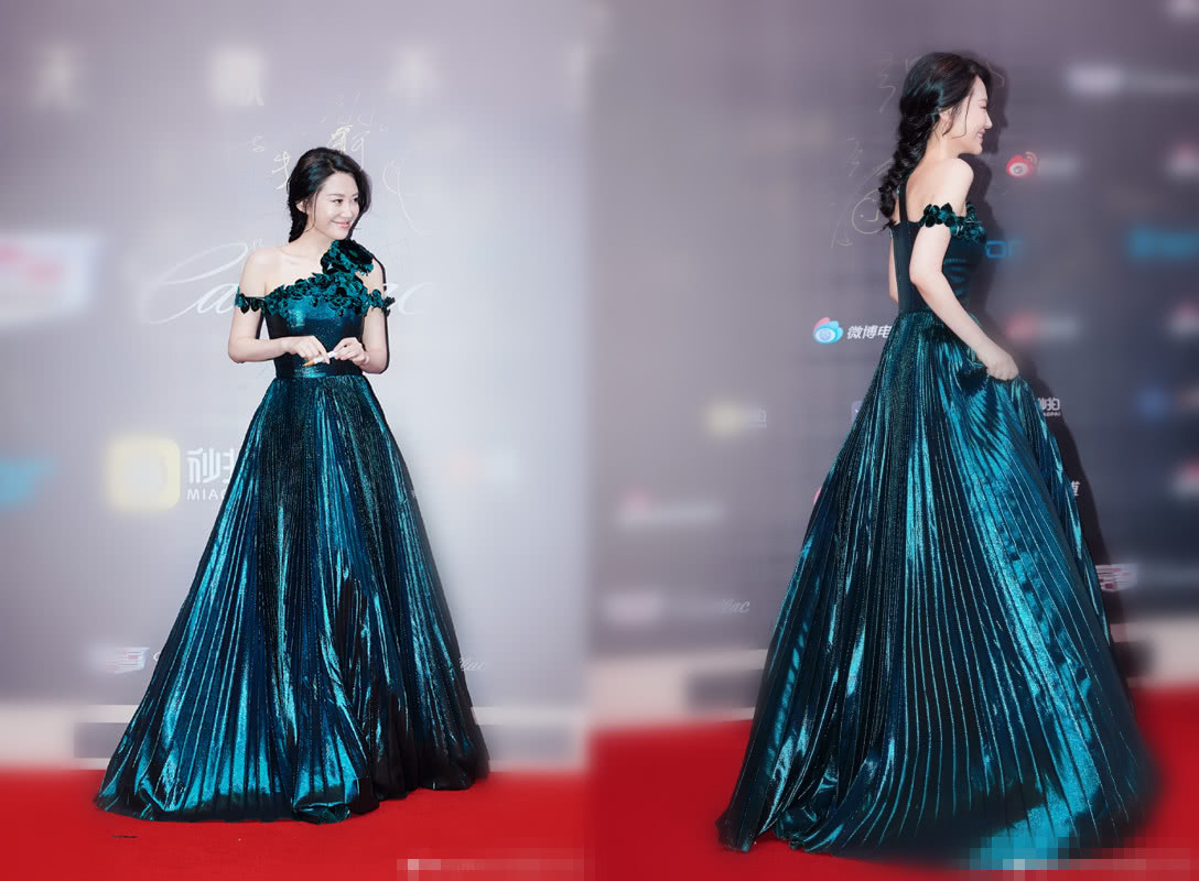 许晴把白色长靴当裤子穿，双腿细到吓人，网友：迷妹，看到帅哥走