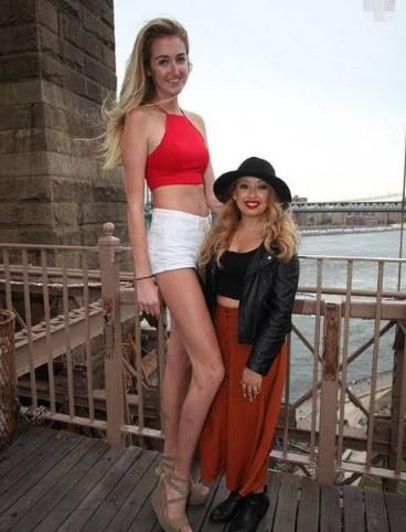 20岁少女腿长1.3米走红，不敢穿裙子，担心裙底走光！