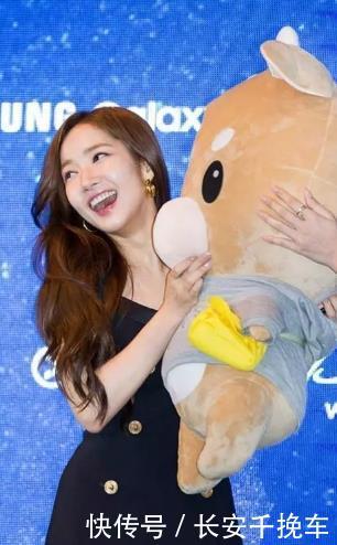 朴敏英脚踩15cm的细针出席活动，脚尖脚背垂成一条线，心疼