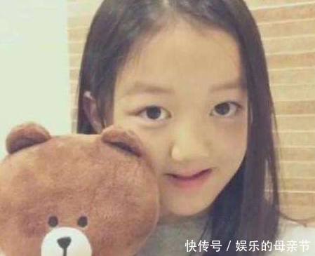 李嫣整容成功！机场比起多多更加时尚，网友称别说人家丑了