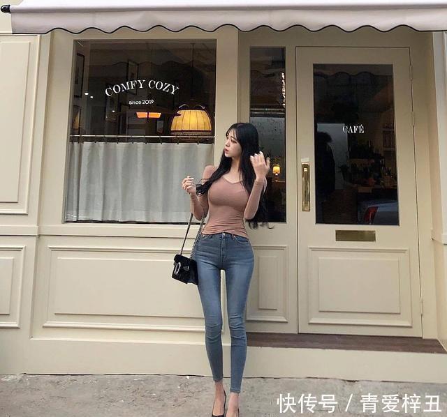 【气质】牛仔裤展现纤细腰身,身材姣好有魅力,展现淑女气质很养眼!