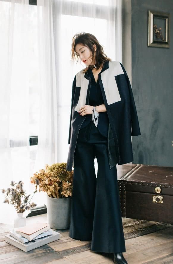 秦岚这造型太奇葩，阔腿裤上面还穿了一条牛仔短裤，腿长无敌了