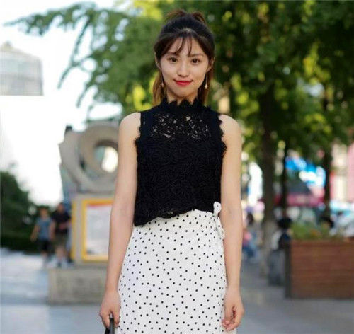  『气质』街拍：可爱美少女，无袖上衣搭配裙子，展现出与众不同的气质