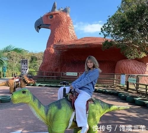  「蓝色」李诞女友黑尾酱另类穿衣服，衬衫只扣一粒扣，露蛮腰表情搞怪