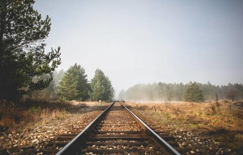 为什么普通列车轨道铺碎石，而高铁轨道却不用？