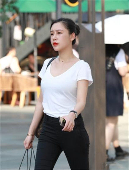  『气质』街拍：气质美女身材高挑，穿白色阔腿裤，休闲时尚