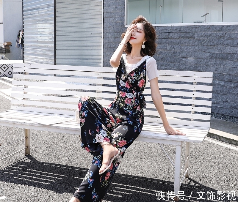 「个性」「街拍女神」个性时尚连体裤,如何穿搭?性感撩人修身显瘦