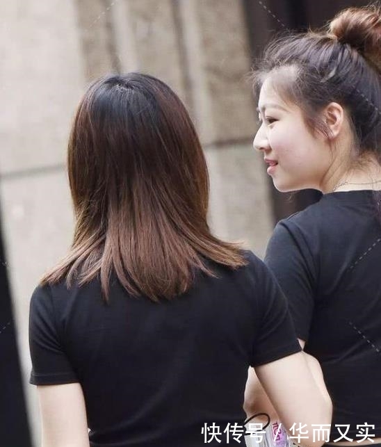 【 美女】一条白色的连衣裙，时尚女神风采迷人，街拍：肤如凝脂的美女