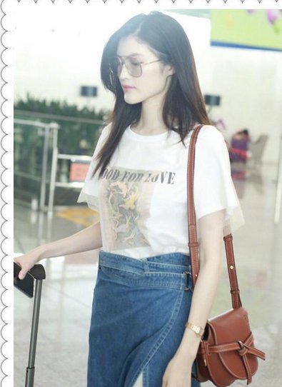 没有何穗的身材真别穿牛仔裙，像林志玲这样勒出大宽胯就尴尬了!