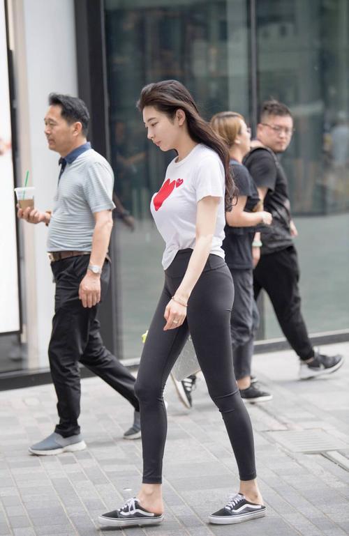 街拍：紧身裤怎么搭配好看，白T恤时髦style教你穿出性感美