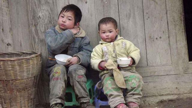 借给朋友五万,三年后他还回来,和老婆儿一起去