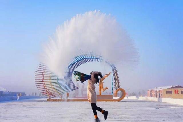 零下40°C漠河千人泼水成冰庆冬至  场面震撼壮观美如画
