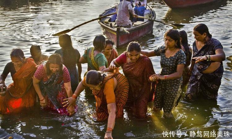 干了这杯恒河水, 来世就做印度人 中国小伙几近崩溃