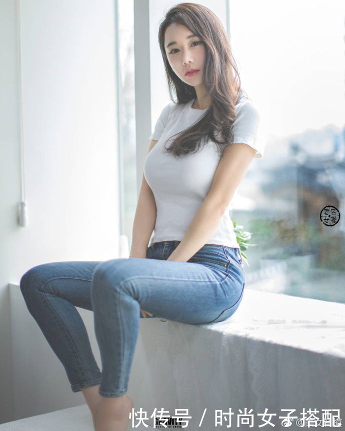 路人街拍,花色包臀裙,特别吸引路人的目光,你可以试试