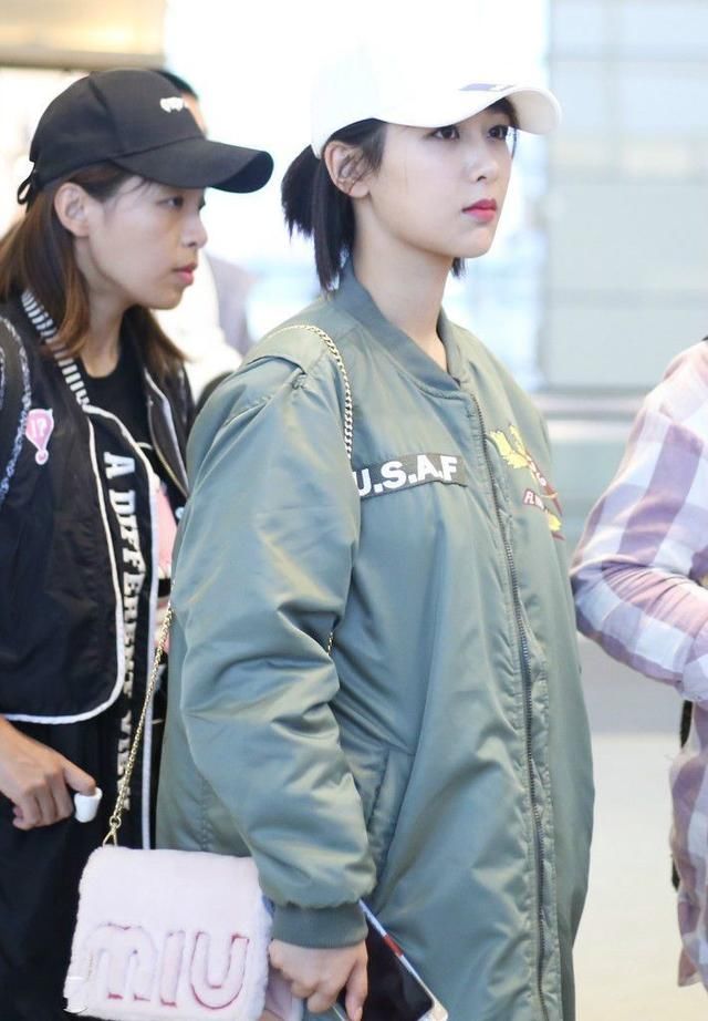 杨紫笑起来太丑了，竹笋腿比吴昕还严重!