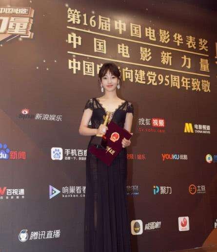 白百何厉害了 把项链缝在衣服上 网友: 离婚后就这么“疯狂”