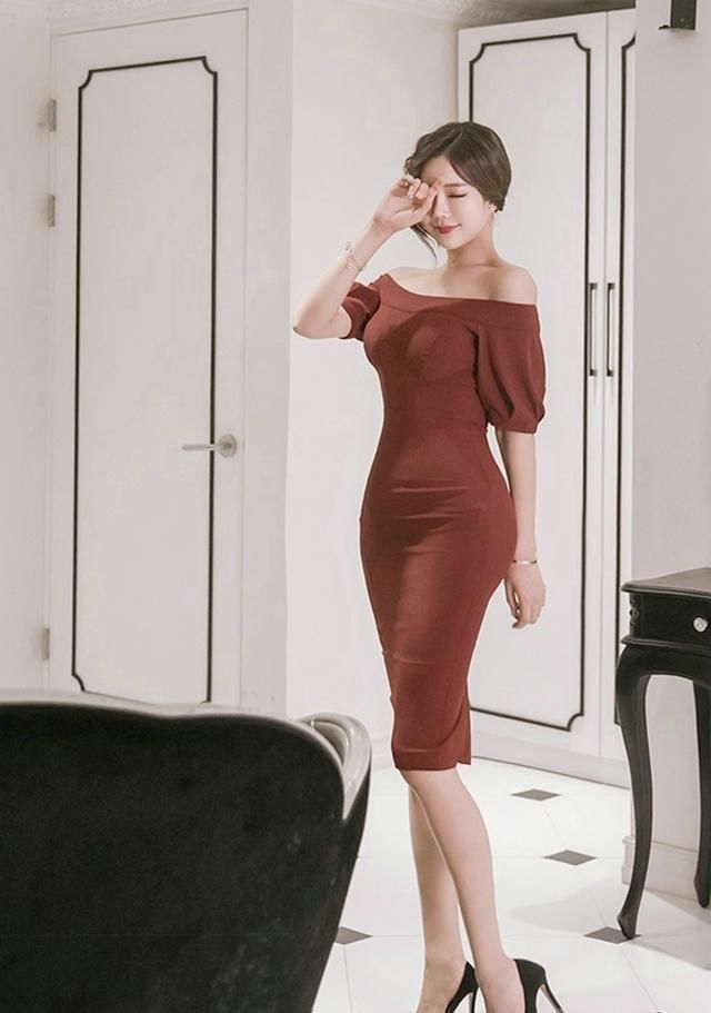 一个云淡清风的露肩掀起千层美丽涟漪，短裙美女真美！