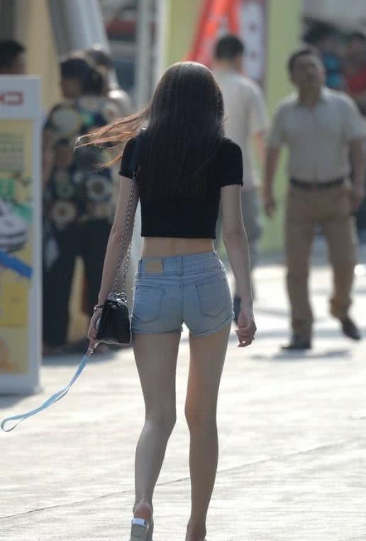 轻熟御姐紧身短裤勾画出一道细腻诱人臀线,曼妙的身姿秀色可餐