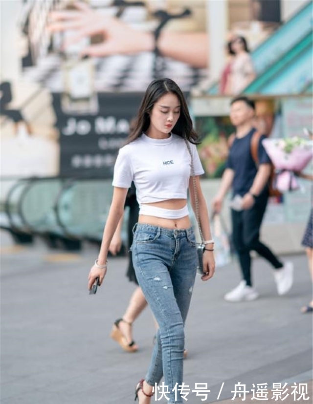 #气质#路人街拍,小姐姐清新减龄,选择柔美的蓝色上衣,气质时尚