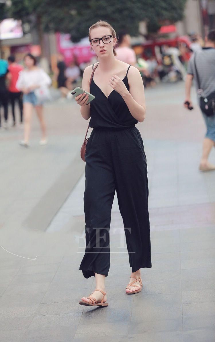 街拍:三里屯的姑娘个个都是花容月貌的大美女，穿衣搭配时髦性感