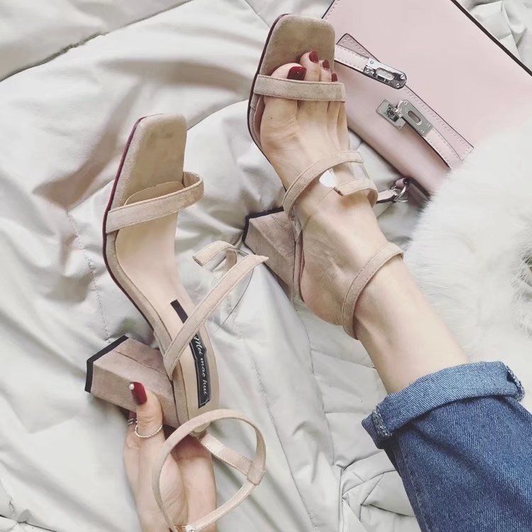 高跟鞋就是女人的战靴，高跟鞋的美，小白鞋永远给不了