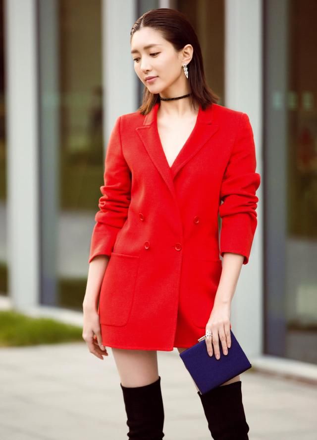 江疏影穿红西装现身，脚下的过膝长靴亮了，网友：已开启腿精模式
