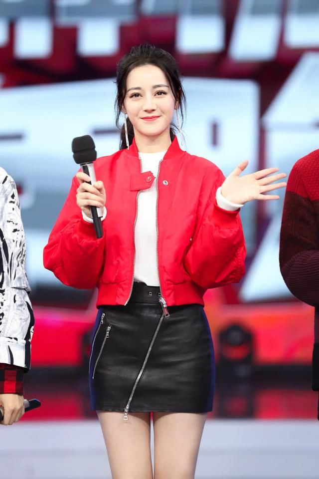 迪丽热巴胆子太大了!皮裙穿得又短又紧,还能好好走路吗?