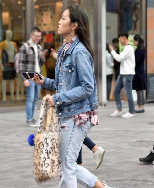  『红色』街拍：出水芙蓉的小姐姐，一条红色的连衣裙，时尚优雅美丽大方