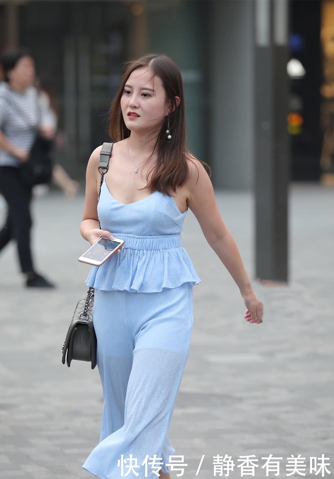 『身穿』街拍:美女身穿天蓝色吊带套装,简单大方,这样的穿搭清凉又时尚