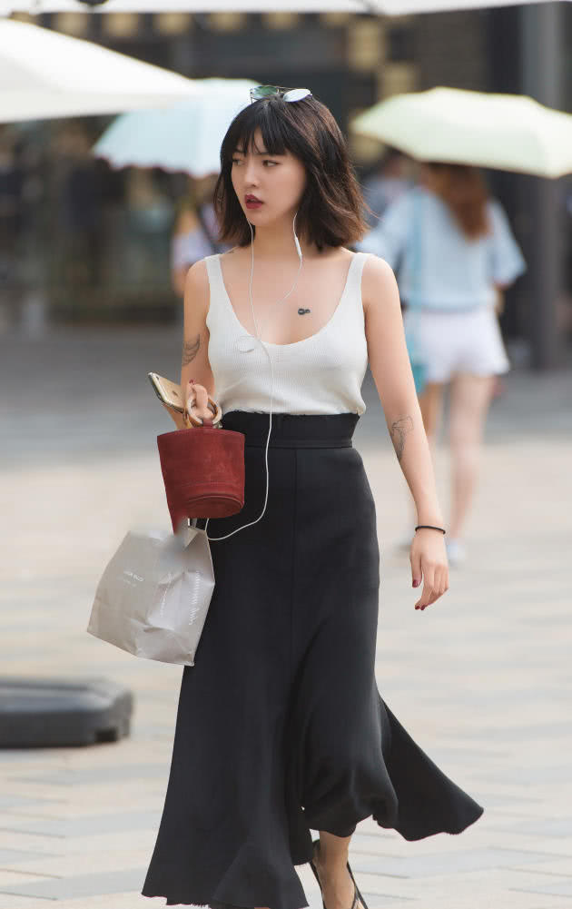 清纯小姐姐有个不平凡的心，大胆的低胸装，让生活更加的多姿多彩