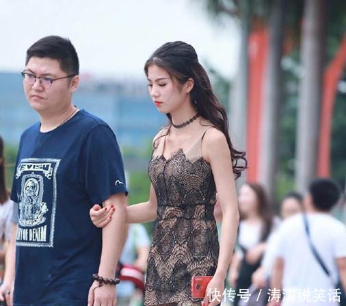  【位选择】街拍美女小姐姐搭配修身迷人的紧身裙，衬托出性感的线条！